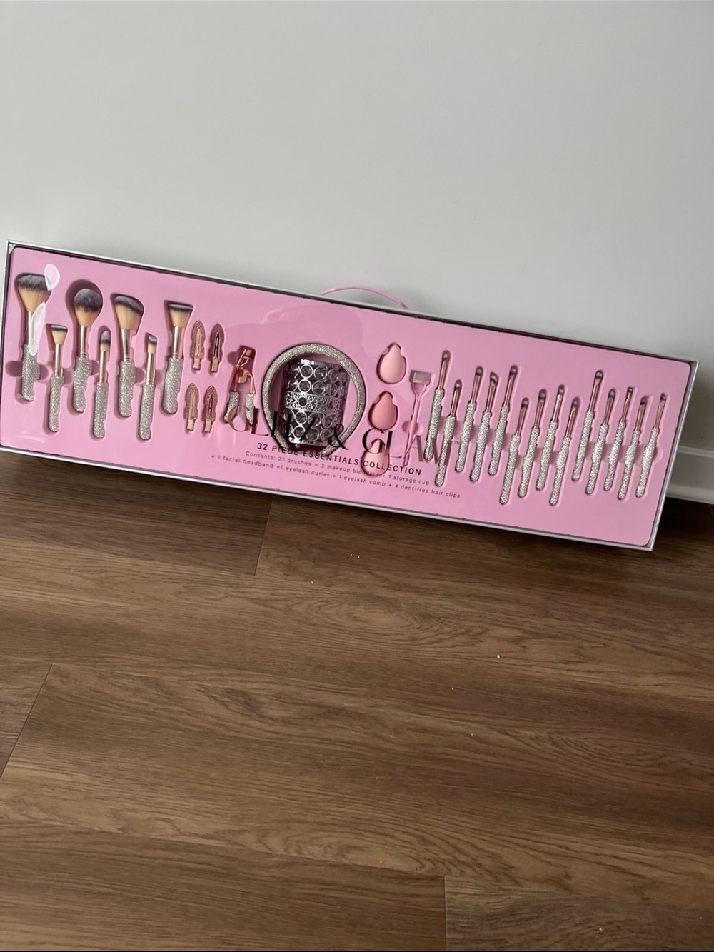Glitz and Glam
Brush Set pink bow rhinestone glitter.
TIKTOK VIRAL' 32
pc $120